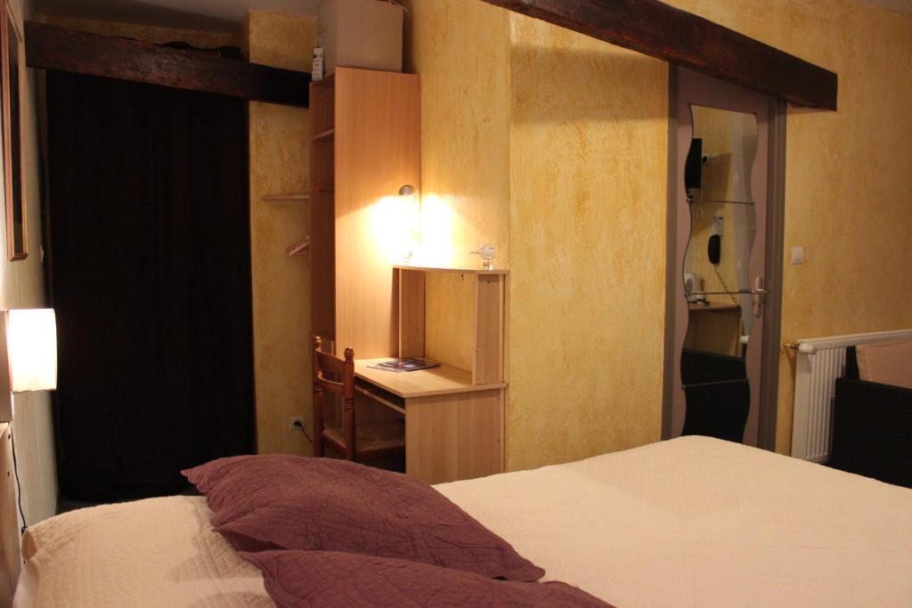 Auberge Du Bord Des Eaux - Demi-Pension Assuree Sur Reservation Сент-Аман-лез-О Экстерьер фото